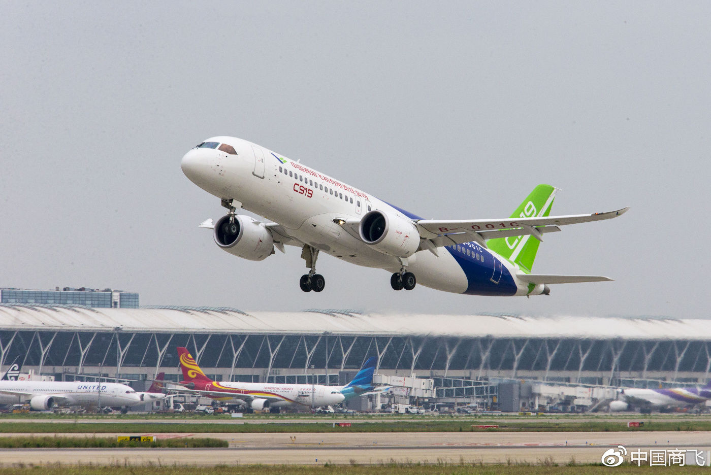 两架C919大型客机同时在上海和西安开展试飞