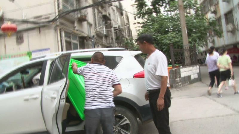 爱心人士朱根强和冯得欣为家属院赠送垃圾箱